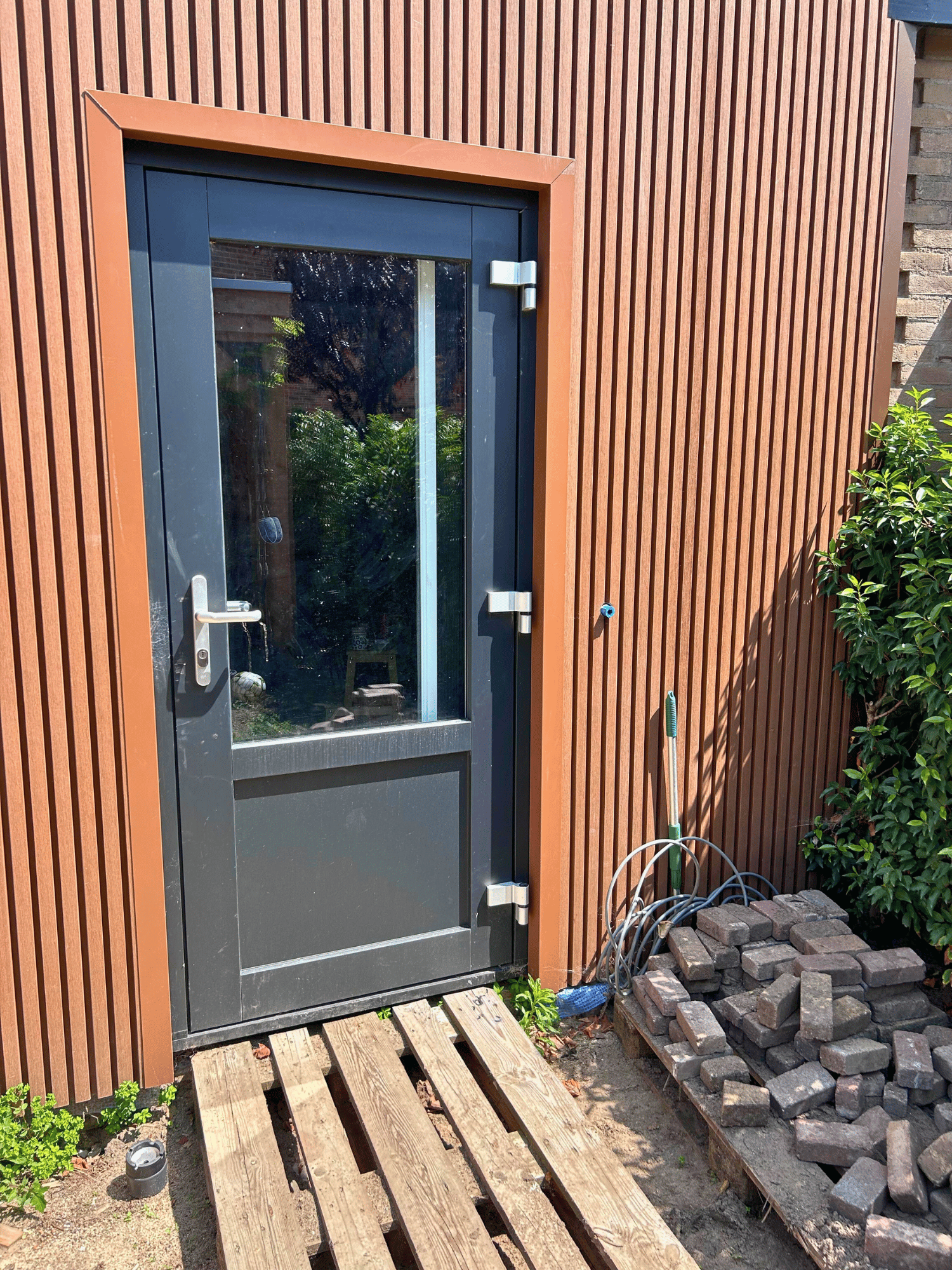 Aluminium achterdeur op maat in moderne uitvoering