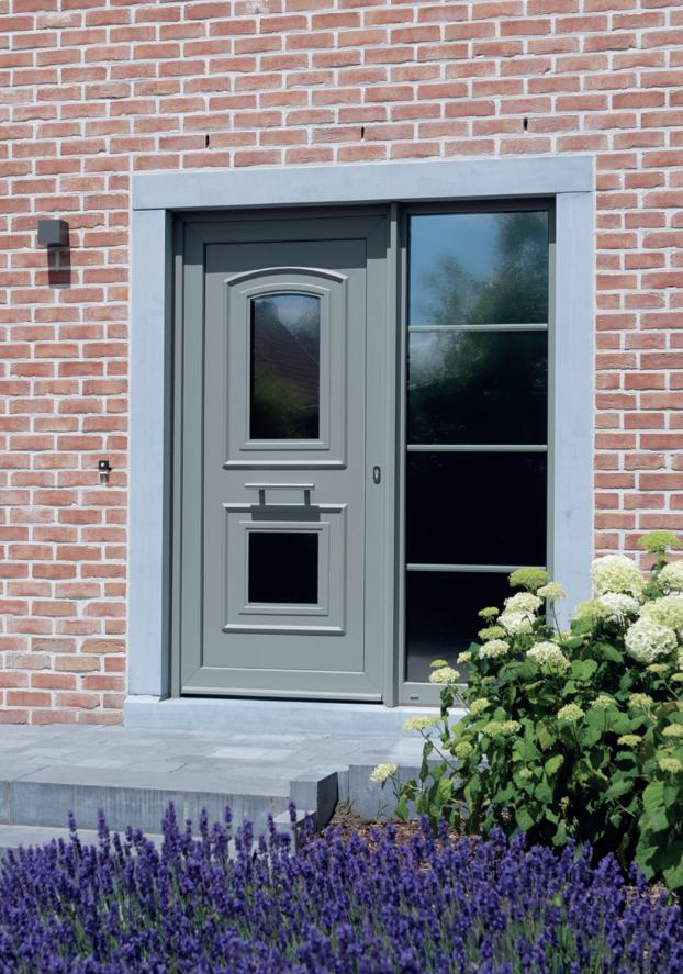 Klassieke voordeur met zijlicht in grijze uitvoering