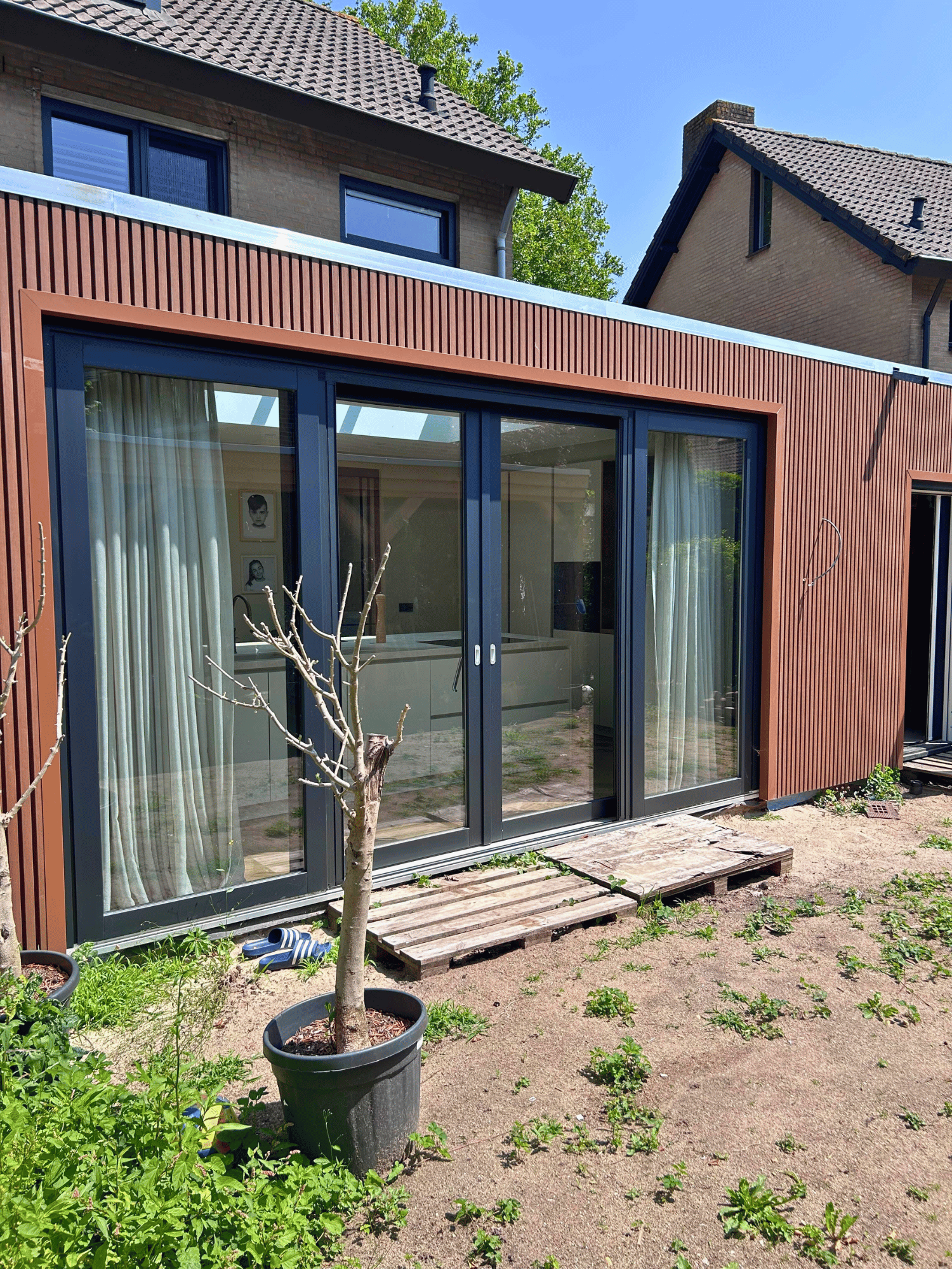 Aluminium schuifpui in woonkamer met tuinzicht